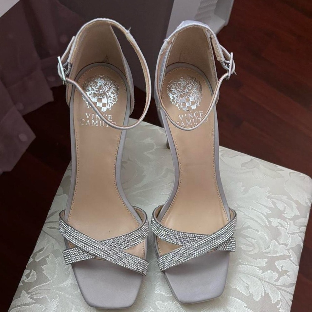 Vince camuto kalvira 2 buckle silver heels size 7.5